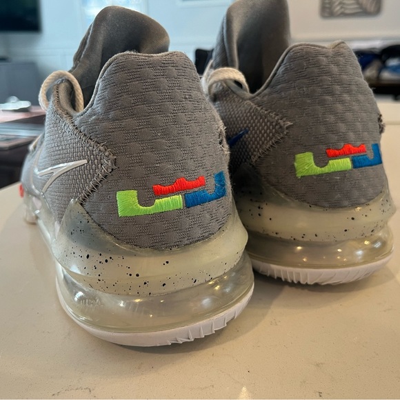 Nike LeBron basketball sneakers men’s size 13 - Picture 3 of 3